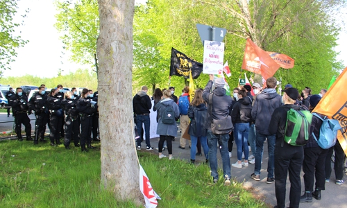 Die Polizei blockierte die Straße Im Ganderhals, den Zuweg zur Milleniumhalle.