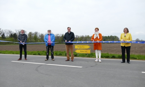 Landrat Dr. Andreas Ebel (m.) weihte gemeinsam mit politischen Vertretern die K32 ein.