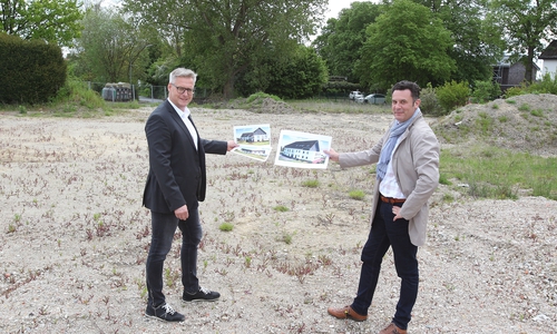 Investor Heiko Menenga (links) und Bürgermeister Matthias Nerlich auf der Baustelle der Kita Blüchenkamp.