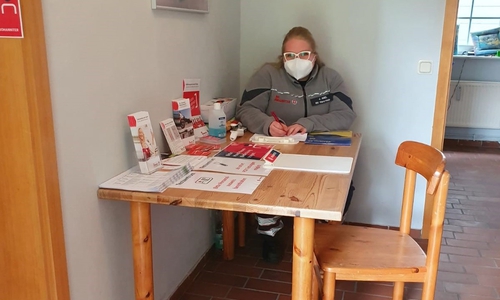 Johanniterin Joana Abel ist Samstag und Sonntag zum Testen in Cramme vor Ort.