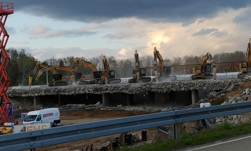 Mit mehreren Baggern wird die Brücke abgetragen.