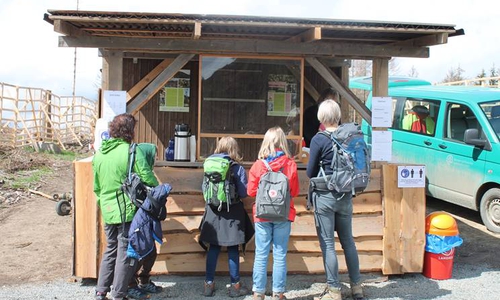 Jetzt ist er wieder besetzt - der mobile Infostand der Landesforsten an den Kästeklippen. Das Forstamt Clausthal  beantwortet Fragen und erfrischt Wanderer mit Getränken und Wildwurst