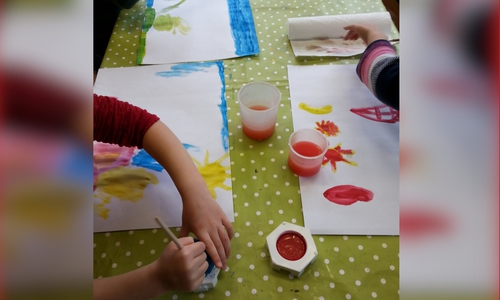 Kinder der Seesener Kindertagesstätte am Spottberg experimentieren mit Farben.