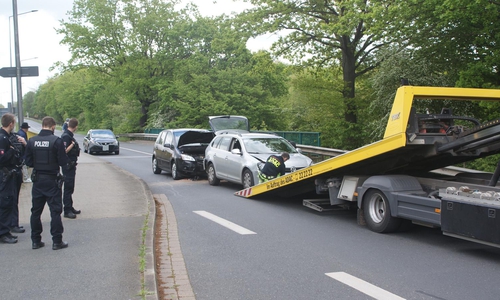 Zwei der beteiligten Fahrzeuge waren nicht mehr fahrbereit und mussten abgeschleppt werden. 