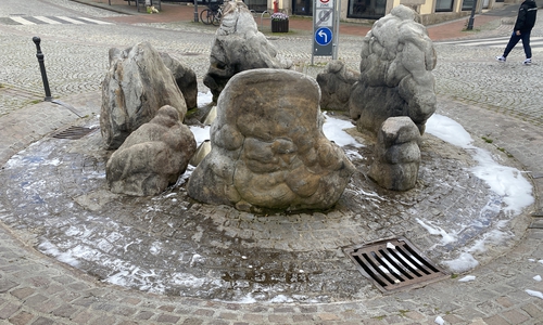 Der Brunnen auf dem Markt schäumte.
