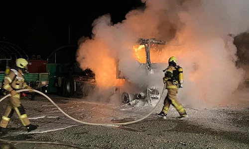 Die Feuerwehr konnte den brennenden LKW löschen.