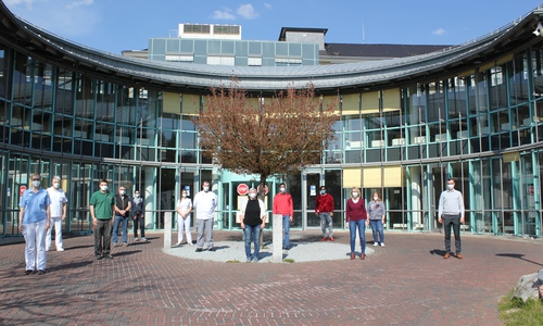 Mitglieder des neuen Zukunftsgremiums, Repräsentanten aus Pflege, Therapie, Ärzteschaft, Küche, Rezeption, Technik, Medizintechnik und Verwaltung gestalten den Veränderungsprozess aktiv , einige waren im dienstlich oder durch Urlaub bei dem Foto-Termin verhindert.