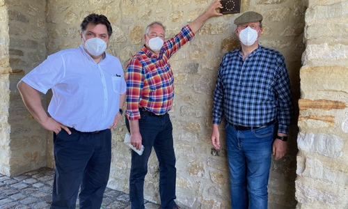  Uwe Schäfer, Frank Oesterhelweg und Andreas Memmert im Torbogen des Westtores der Werla.
