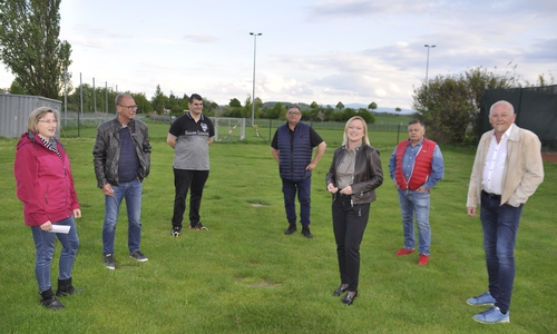 Die SPD-Kandidaten für den Ortsrat Wendessen im Gespräch mit der Landtagsabgeordneten und Bundestagskandidatin Dunja Kreiser (vorne): Jacqueline Voß, Reiner Asche, Jan Brackmann, Thomas Rettberg, Ralf Groß und Andreas Rink (von links).