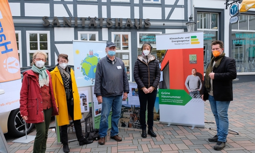 Freuen sich über den Auftakt der Klimaschutzkampagne „Grüne Hausnummer“. Von links: Cornelia Grothe-Bichoel (Energieberaterin), Ute Meermann-Hirsch (Architektin und Energieberaterin), Dr. Gottfried Römer (Geschäftsführer der ERA), Elisa Nestmann (Klimaschutzmanagerin des Landkreises Goslar) und Michael Stieler (Energieberater).  