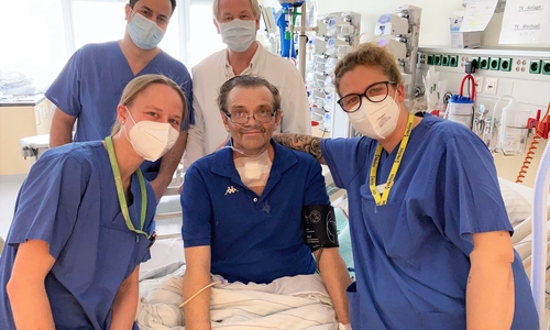 Das Team der Weaning-Station verabschiedet sich von ehemaligem Corona-Patienten.  