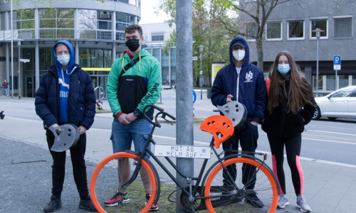 Die bunten Helmfahrräder sind deutlich gekennzeichnet.
