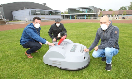 Zu den schnellen Maßnahmen, die unter das Stichwort Optimierung der Pflege fällt, zählt auch die Anschaffung eines Mähroboters für das Sportzentrum Süd. Der Mähroboter absolviert dort gerade seine Testphase.  