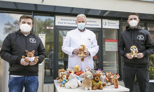 Prof. Dr. Hans Georg Koch nahm die Spende freudig entgegen. 