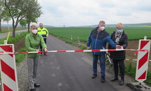 Gaben den Radweg zwischen Sehlde und Heere für den Verkehr frei (v.l.n.r.): Landrätin Christiana Steinbrügge, Torsten Ruhe (Leiter Wirtschaftsbetriebe im Landkreis Wolfenbüttel), Reinhard Päsler (Bürgermeister Sehlde) und Bettina Eisenbarth (stellvertretende Bürgermeisterin Heere).