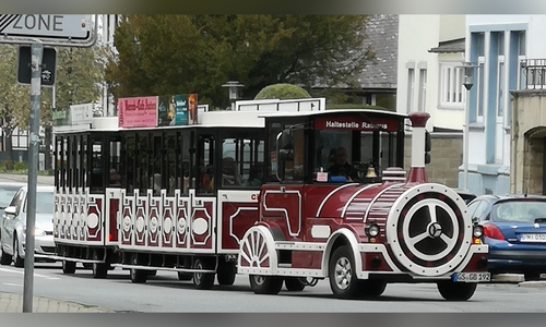 Die Goslarer Bimmelbahn rollt wieder. Wegen erkennbarer Gesichter werden die regionalHeute.de vorliegenden Fotos ohne Maske nicht veröffentlicht.