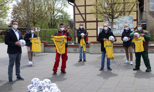 Andy Blumenthal (Geschäftsführer Jochen-Staake-Stiftung), Christian Vaterodt (Wohnen und Betreuen GmbH), Uwe Beregus (Eintracht-Löwe), Horst Waßmann (Wohnen und Betreuen GmbH, Koordinator Eintracht-Löwen), Maik Schweckendiek (Eintracht-Löwe), Alexandra Staake, Vorsitzende der Jochen-Staake-Stiftung, Roland Lenz (Eintracht-Löwe) (v. li.).