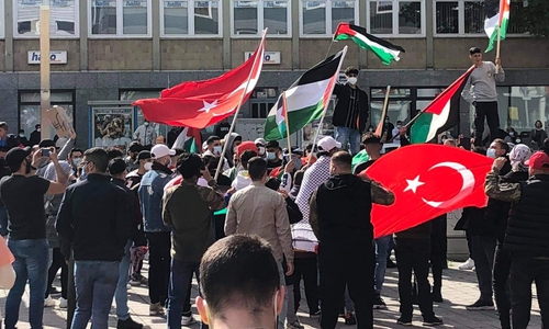 Rund 200 Personen protestierten am Samstag gegen das Vorgehen Israels im Gaza-Streifen. Später wurde die Demo vom Versammlungsleiter vorzeitig aufgelöst.
