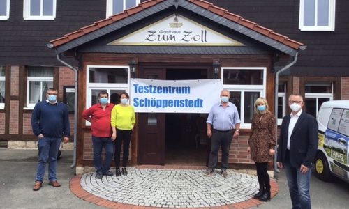 Von links: Lars Dunkhorst (Samtgemeinde), Ahmet und Fatima Bajric, Andreas Schulz, Saskia Sternberg (Samtgemeinde) und Samtgemeindebürgermeister Dirk Neumann.