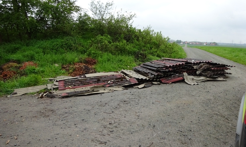 Wer kann Angaben zu diesen Wellblechpappen machen?