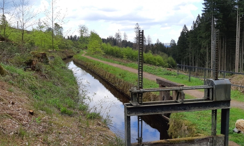 Deutlich kahler, aber auch deutlich sicherer geht es nun am WasserWanderWeg zu. 