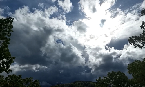 Das Wetter bleibt weiterhin wechselhaft und schwer berechenbar. Sicher ist jedoch, dass es bis in den Juni hinein mit wenigen Ausnahmen recht kühl bleiben wird.