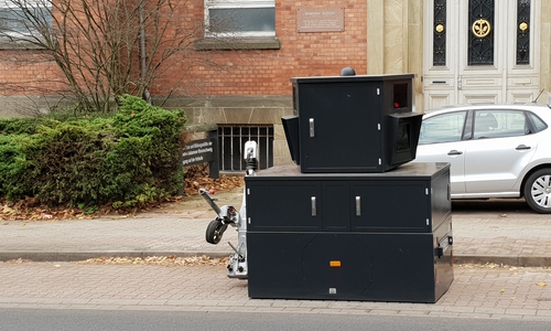 Ein baugleiches Messgerät mit KFZ-Anhänger wurde zuvor von Oktober 2018 bis Januar 2019 getestet, etwa vor der ehemaligen Samson-Schule am Neuen Weg in Wolfenbüttel.