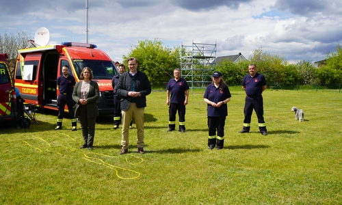Landrat Dr. Andreas Ebel und Samtgemeindebürgermeisterin Manuela Peckmann dankten der Feuerwehr für den Einsatz bei der Bekämpfung des Eichenprozessionsspinners.
