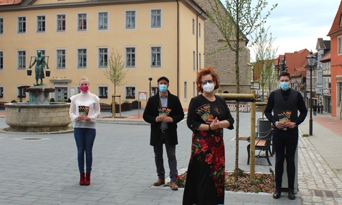 Bürgermeister Malte Schneider (zweiter von links) und das Team des Standesamtes - von links: Sara Bauermeister, Melanie Jestel-Heiser und Patrick Wahl mit dem neuen Info-Flyer zum Schöninger Hochzeitsbaum.