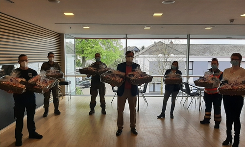 Landrat Dr. Andreas Ebel brachte an Himmelfahrt Präsentkörbe als Dankeschön für die Mitarbeiterinnen und Mitarbeiter im Gifhorner Impfzentrum.