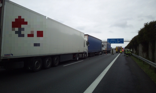 Die drei beteiligten LKW. Nur ein Fahrer sei leicht verletzt worden. 