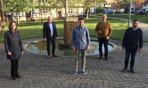 Vorne von links: Dr. Monica Dahms, Henry Böddeker und Bernd Reiner, im Hintergrund Holger Bormann und Frank Oesterhelweg.