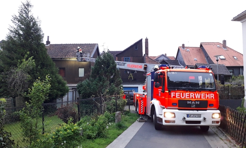 Die Drehleiter hatte kaum Platz in der engen Straße.