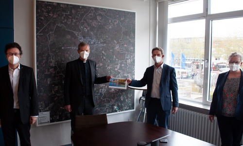  Dechant Thomas Hoffmann, Bischof Dr. Heiner Wilmer, Oberbürgermeister Klaus Mohrs, Stadträtin Iris Bothe.