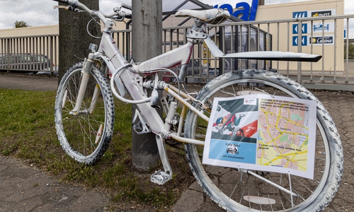 In Salzgitter wurden sogenannte Geisterfahrräder aufgestellt.