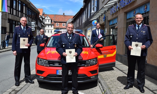 Noch-Ortsbrandmeister von Oker Hans-Jürgen Bothe (3. v. li.) leitet den Generationenwechsel ein: Sein Nachfolger ist Florian Rowold (re.), sein Stellvertreter Thomas Rademacher (li.). Stadtbrandmeister Christian Hellmeier (2. v. li) und Oberbürgermeister Dr. Oliver Junk (2. v. re.) gratulieren.