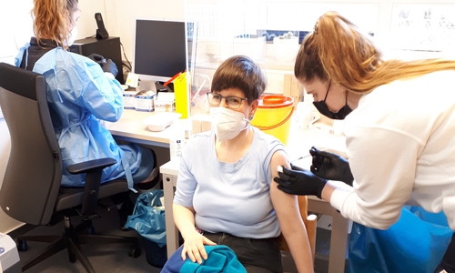 Die Freude ist groß: Eine Nutzerin des Ambulant Betreuten Wohnens ließ sich gerne impfen, so wie viele andere auch.   