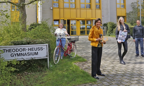Victoria Bahl (11. Klasse), Schulleiterin Sandra Feuge und Dirk Hahn freuten sich, den Wanderpokal des Stadtradelns noch vor dem Start der „neuen Runde“ von Radverkehrsbeauftragter Svea Neumann (2. v. r.) noch einmal in Empfang nehmen zu können. 