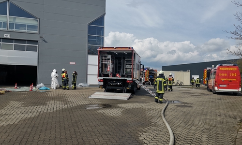 Die Hitze des Feuers brannte ein Loch in das Oberlicht der etwa zehn meter hohen Halle links im Bild. 