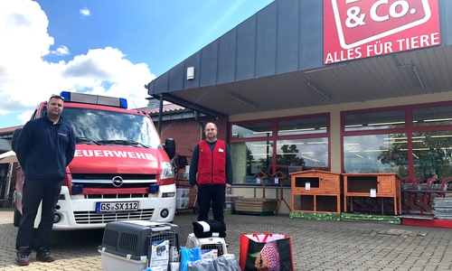 Timo Hurlemann (l.), Ortsbrandmeister aus Rhüden, hat die Spende von Filialleiter Markus Falk entgegengenommen. 