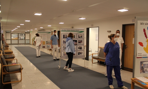 Zahlreiche Mitarbeiter und Patienten informierten sich an Stellwänden in der Asklepios Klinik Schildautal Seesen  über das Thema Händehygiene.   