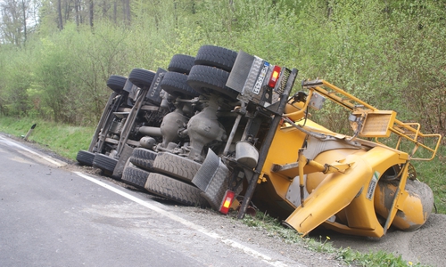 Der Betonmischer kippte aus ungeklärter Ursache in den Straßengraben. 