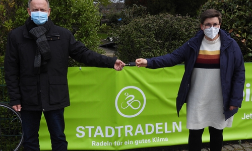 Hannah Stolzenburg überreicht Klaus Saemann symbolisch ihren Autoschlüssel 