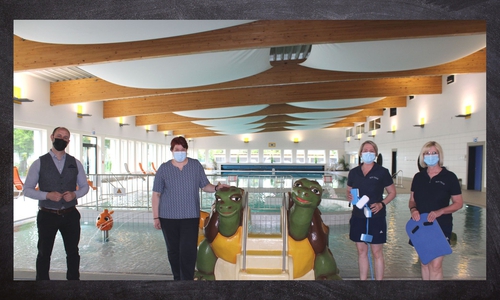 Freuen sich auf den lang ersehnten Start: (Von rechts:) Die Schwimmtrainerinnen Anka Zehe und Lydia Dreyzehner, BZN-Betriebsleiterin Frauke Hilal und Bürgermeister Malte Schneider 