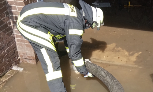 Die Feuerwehr half, vollgelaufene Keller leer zu pumpen.