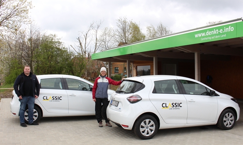 Niklas Reling vom Carsharingbetreiber CLASSIC Car Sharing sowie Kerstin Geffers, Mobilitätsbeauftrage im Landkreis Wolfenbüttel. (Archiv)