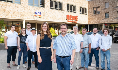 Im Vordergrund: Vanessa Arendt und Sabah Enversen. Von Links, 1. Gruppe: Willi Schulz, Marlena Thormeier, Torsten Wichmann, (dahinter) André Fedyk, (zweite Gruppe) Silvestro Gurrieri, Heinz Gläser, Georgios Kitsios und Henri Böchler.