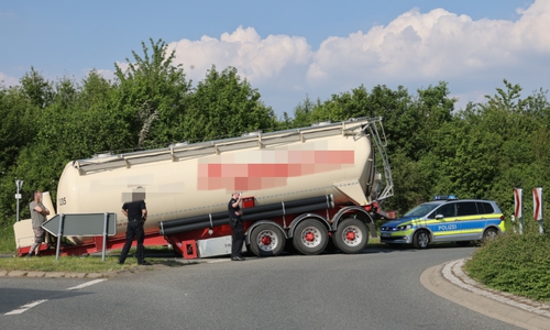 Die Polizeibewacht sichert den liegengebliebenen Auflieger. 