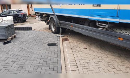 Der LKW verkeilte sich so unglücklich in der Laterne, dass diese abgeschnitten werden musste. 