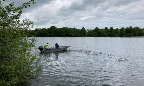 Die Wassersensorik wird per Boot installiert. 
